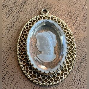 Vintage Cameo Glass Pendant in Gold Tone